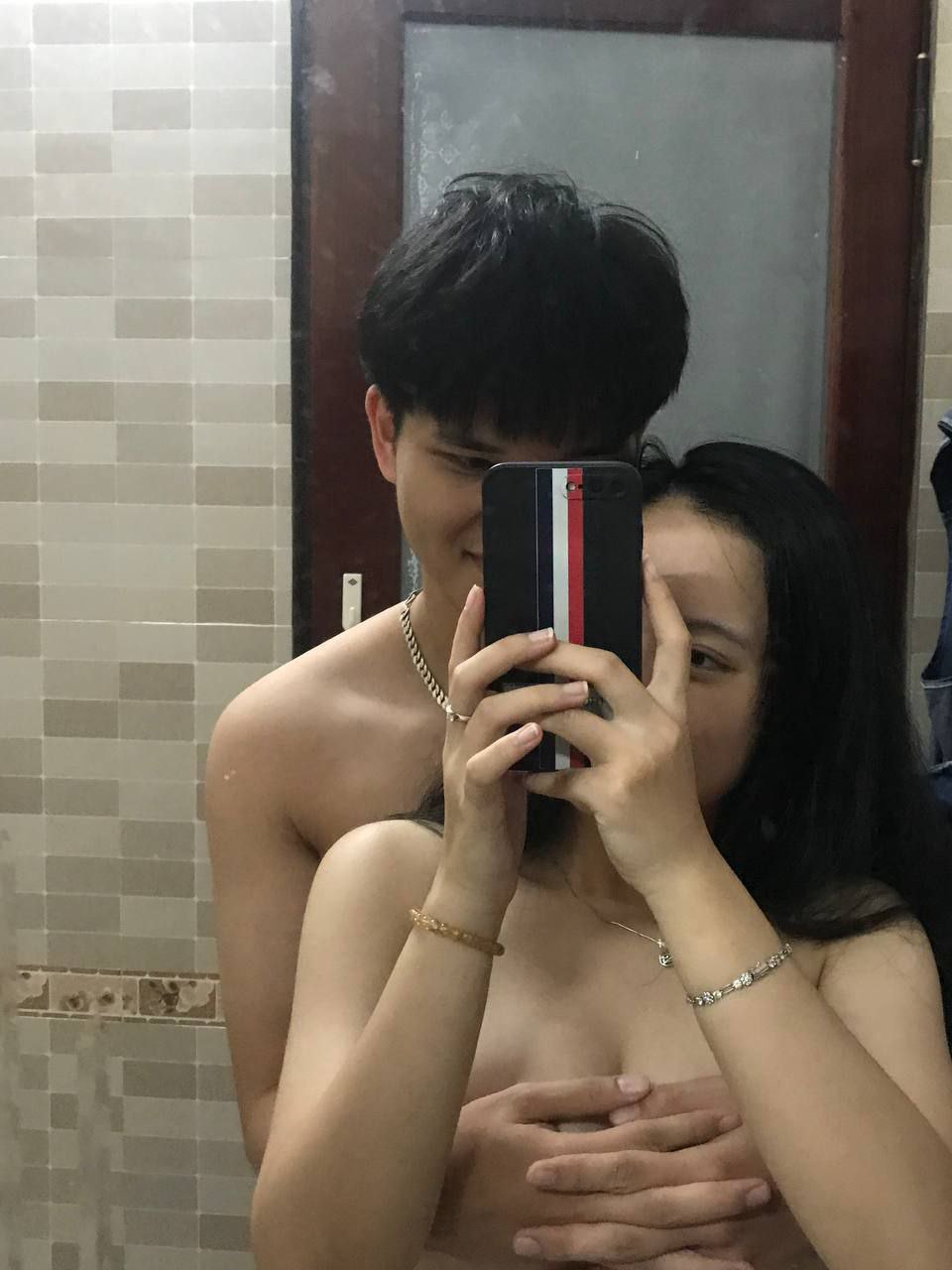 Cậu nhân viên kẹt trong nhà nghỉ với cấp trên nữ sau một cơn mưa ướt sũng